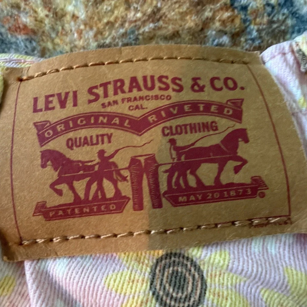 NWT Levis High Loose Shorts girls size 10, pink, white and yellow